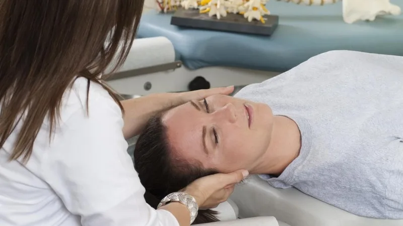 Nghiệm pháp Epley là bài tập phải có chuyên gia sức khoẻ trị liệu hỗ trợ thì người bị tiền đình mới tập được